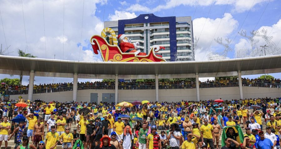 Torcida pelo Brasil reuniu milhares em locais públicos de transmissão dos jogos da Copa do Mundo - Foto: Antonio Pereira/Manauscult