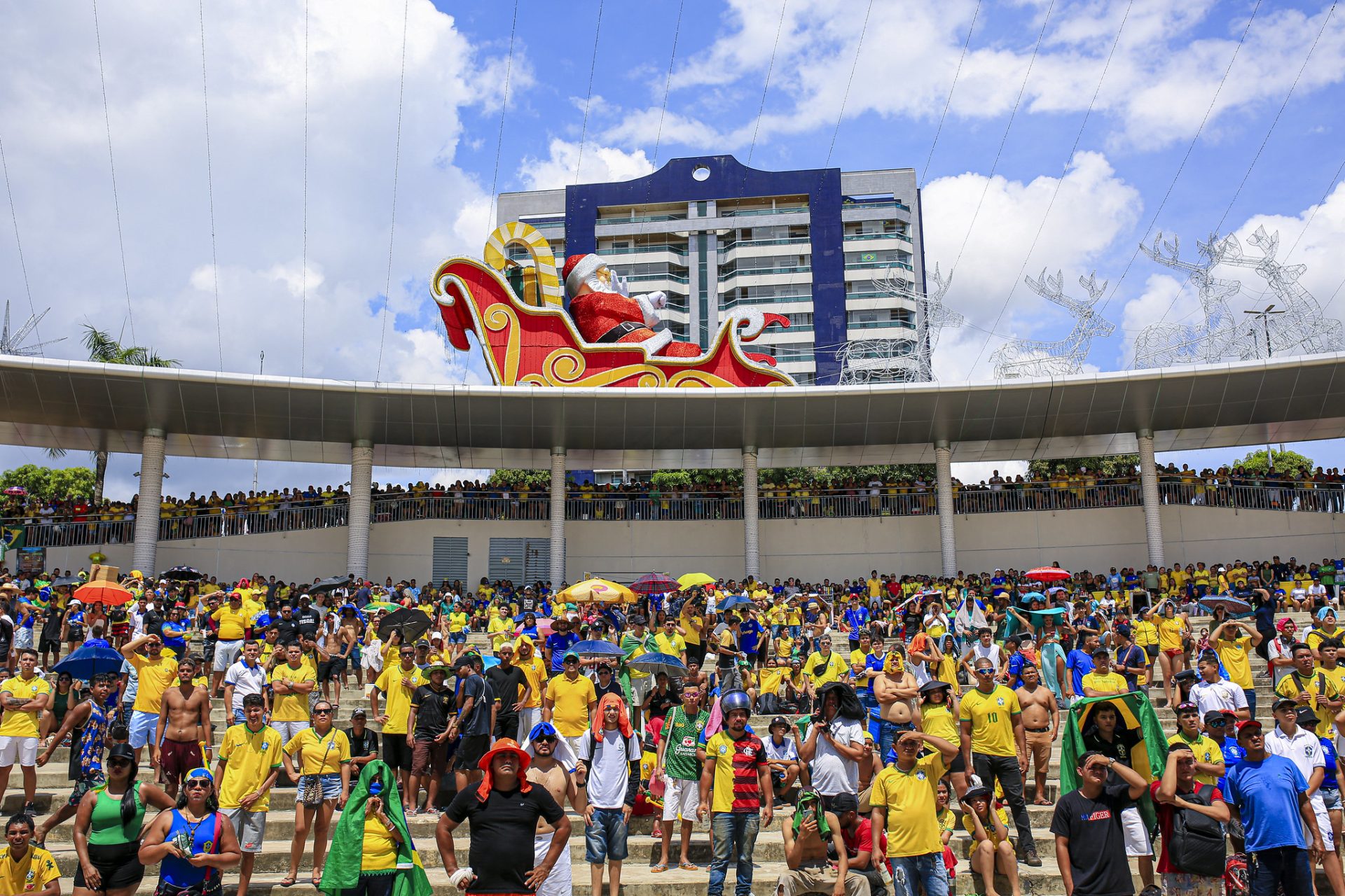 Torcida pelo Brasil reuniu milhares em locais públicos de transmissão dos jogos da Copa do Mundo - Foto: Antonio Pereira/Manauscult