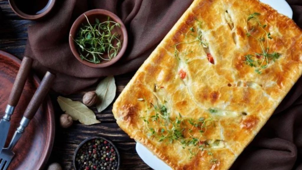 Para deixar sua torta de frango ainda mais cremosa, você pode fazer uma camada de queijo antes de colocar o recheio cremoso - Foto: Reprodução/Receitaria