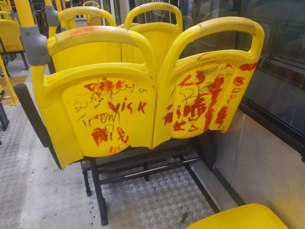Usuários do transporte público também sentem efeitos do vandalismo nos ônibus - Foto: Divulgação/IMMU