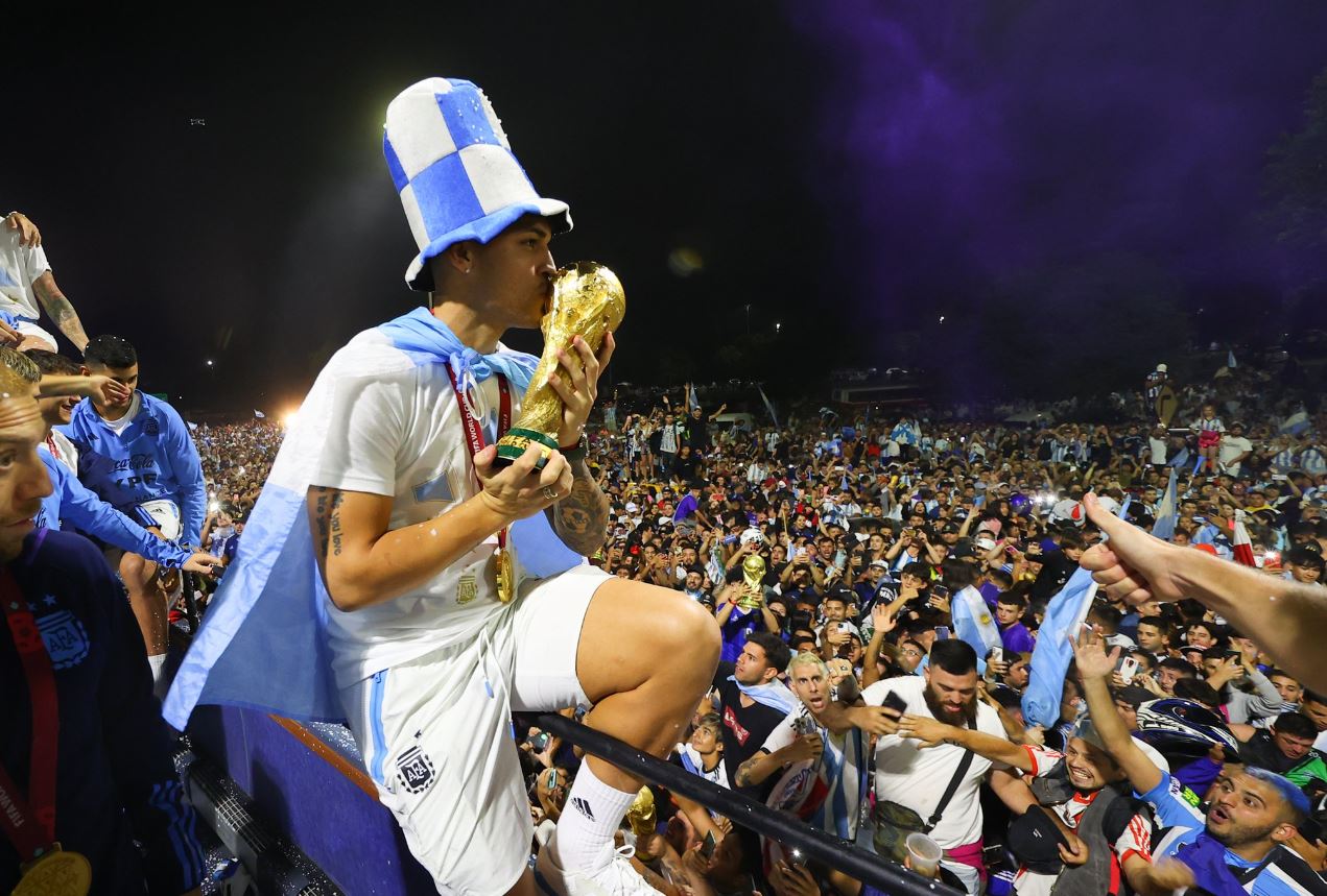 Quase cinco milhões de torcedores tomaram as ruas de Buenos Aires para receber jogadores - Foto: Reprodução/Twitter@argentina
