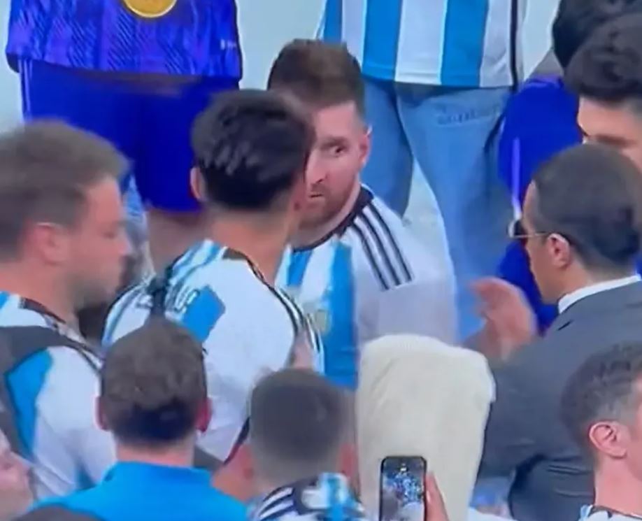 Messi tenta ignorar insistentes pedidos de fotos do chef de cozinha do 'bife de ouro' - Foto: Reprodução