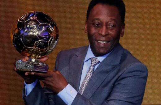 Em 2014, Pelé recebeu uma Bola de Ouro honorária da Fifa - Foto: Reprodução/Twitter@FIFAWorldCup