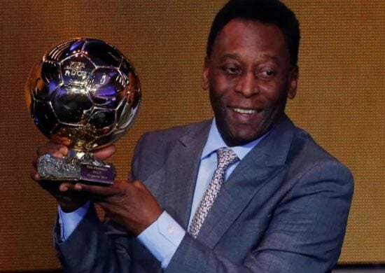 Em 2014, Pelé recebeu uma Bola de Ouro honorária da Fifa - Foto: Reprodução/Twitter@FIFAWorldCup