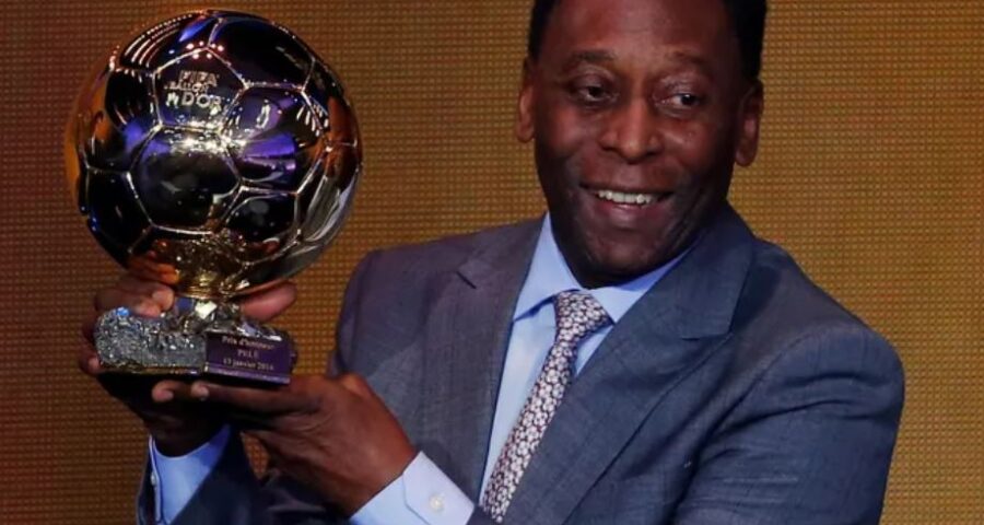 Em 2014, Pelé recebeu uma Bola de Ouro honorária da Fifa - Foto: Reprodução/Twitter@FIFAWorldCup