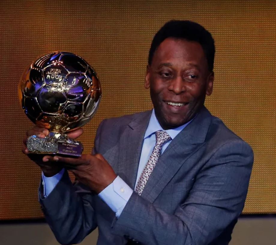 Em 2014, Pelé recebeu uma Bola de Ouro honorária da Fifa - Foto: Reprodução/Twitter@FIFAWorldCup