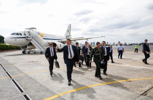 Bolsonaro desembarcando do avião presidencial em 2019 - Foto: Alan Santos/PR