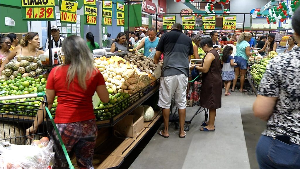 Consumidores buscam verduras e frutas nos mercados para produção dos pratos natalinos - 
