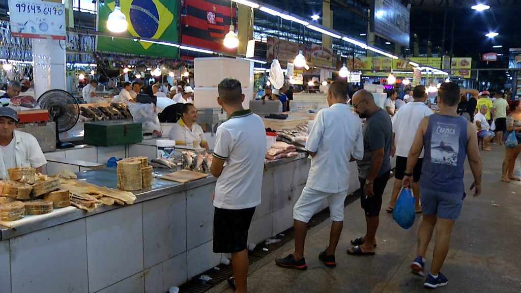 Espaço dos peixes do mercado municipal recebeu muitos compradores nesta véspera de Natal - Foto: Reprodução/TV Norte
