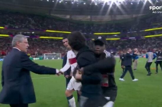 Cristiano Ronaldo saiu do gramado quando agressor invadiu e foi contido por seguranças - Foto: Reprodução/sportv