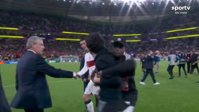 Cristiano Ronaldo saiu do gramado quando agressor invadiu e foi contido por seguranças - Foto: Reprodução/sportv