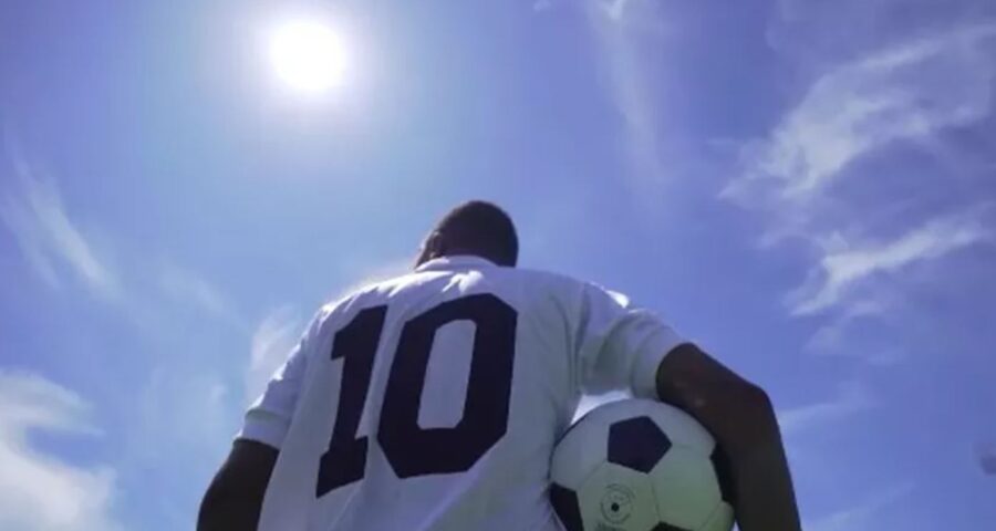 Pelé vestiu a camisa 10 alvinegra entre os anos de 1956 a 1974. - Foto: reprodução