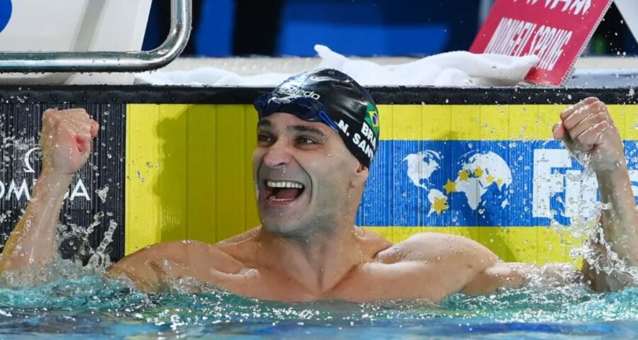 Nicholas Santos faturou título dos 50m borboleta - Foto: World Aquatics/divulgação