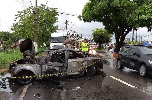 Carro pega fogo após bater violentamente em mureta de avenida de Manaus