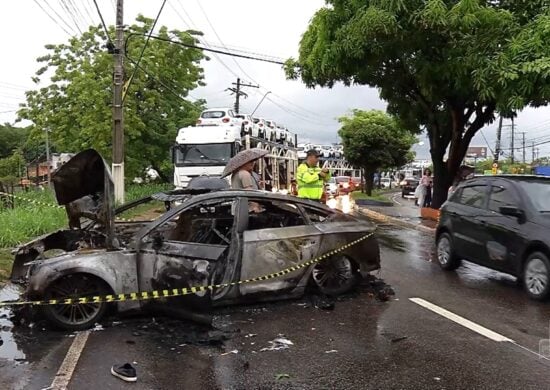 Carro pega fogo após bater violentamente em mureta de avenida de Manaus