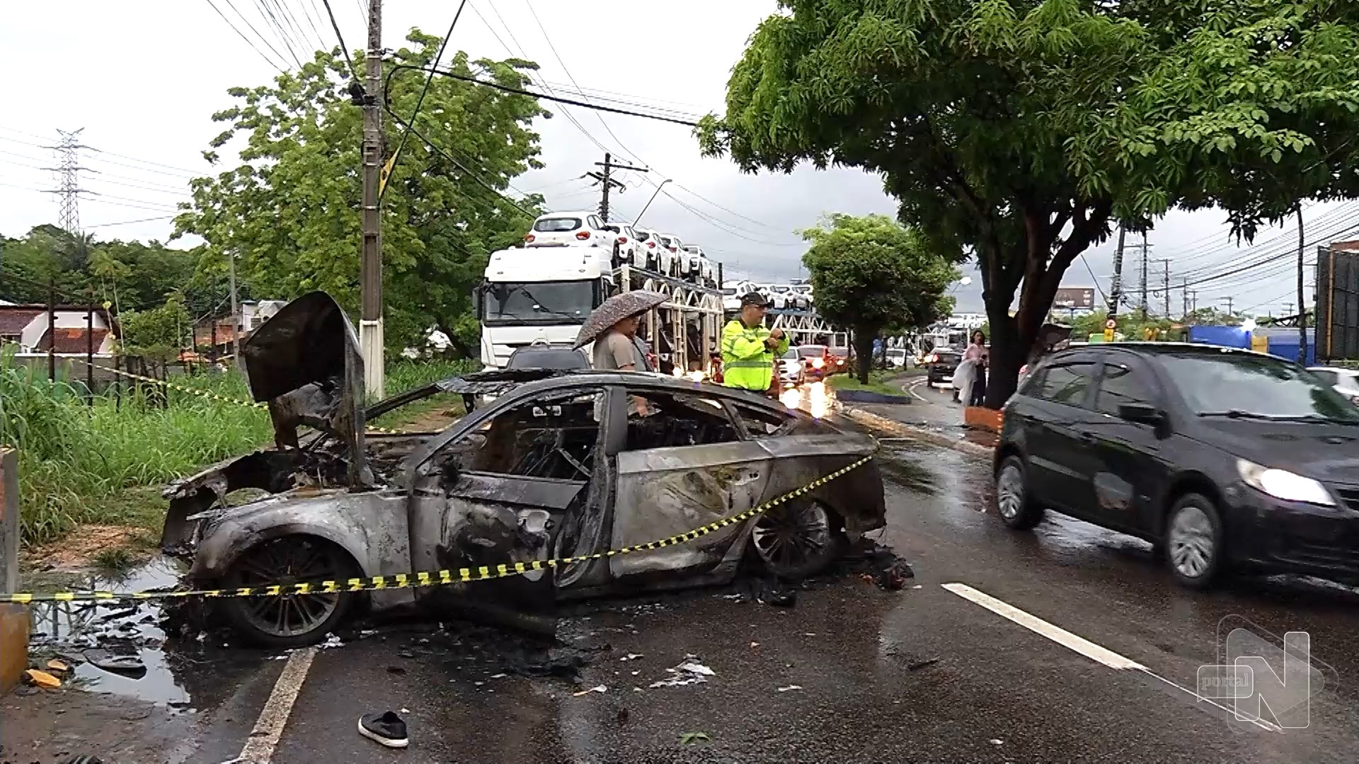 Carro pega fogo após bater violentamente em mureta de avenida de Manaus
