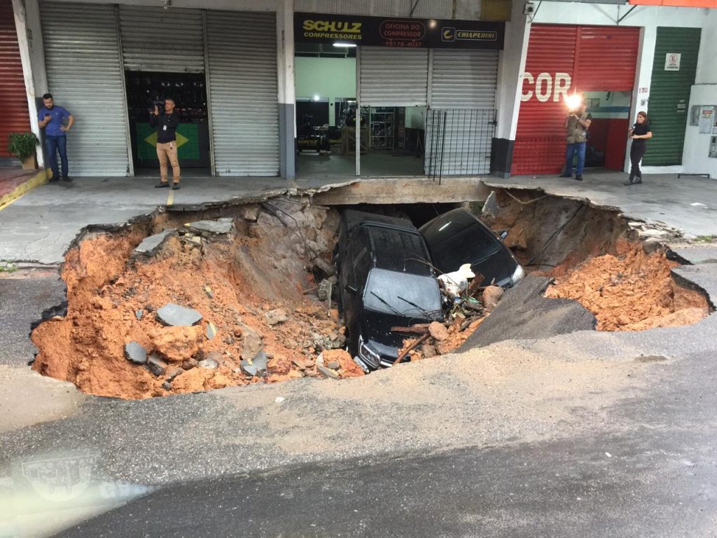 Chuva causa alagamentos e dois carros são 'engolidos' por cratera em Manaus