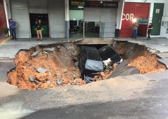 Chuva causa alagamentos e dois carros são 'engolidos' por cratera em Manaus