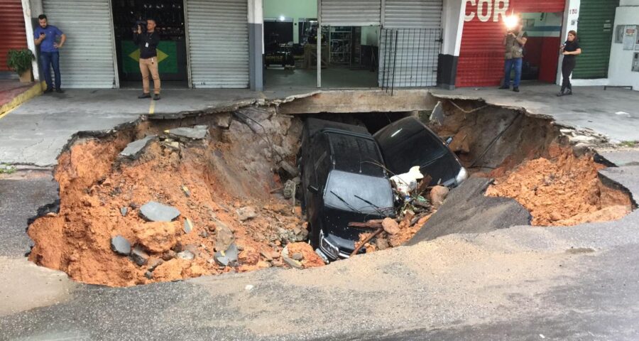 Chuva causa alagamentos e dois carros são 'engolidos' por cratera em Manaus