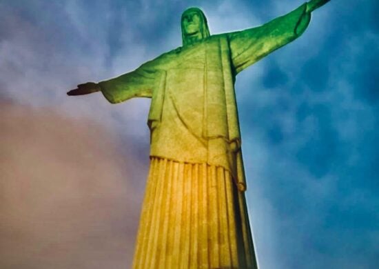 Cristo Redentor de verde e amarelo em homenagem ao Pelé, no Rio de Janeiro- Foto: Reprodução/Instagram@cristoredentoroficial