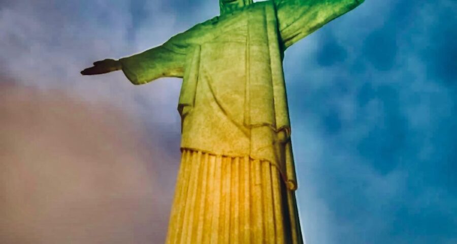 Cristo Redentor de verde e amarelo em homenagem ao Pelé, no Rio de Janeiro- Foto: Reprodução/Instagram@cristoredentoroficial