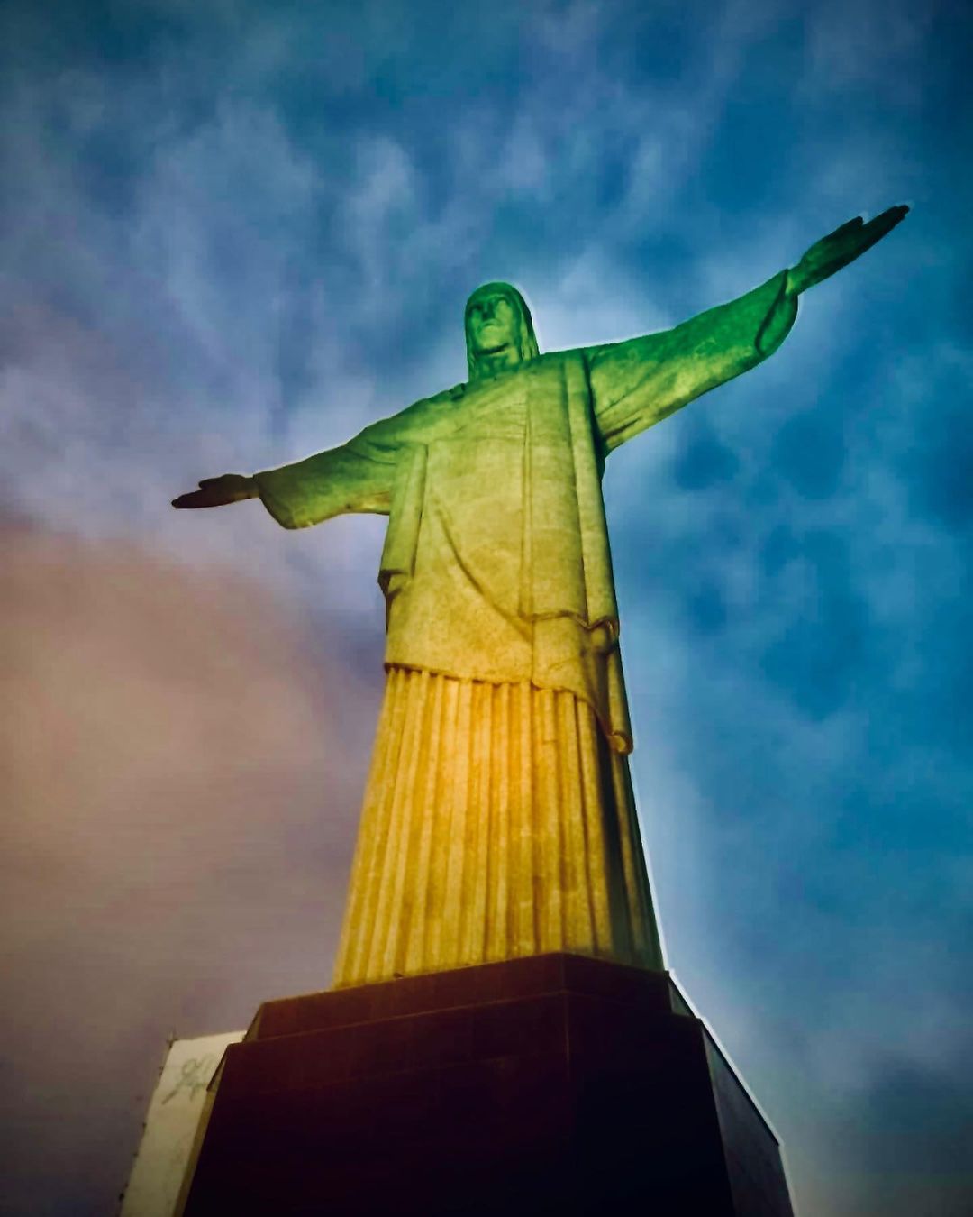 Cristo Redentor de verde e amarelo em homenagem ao Pelé, no Rio de Janeiro- Foto: Reprodução/Instagram@cristoredentoroficial