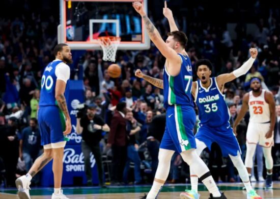 Doncic de 23 anos fez triplo duplo histórico de 60 pontos e 21 rebotes - Foto: Reprodução / Twitter @dallasmavs