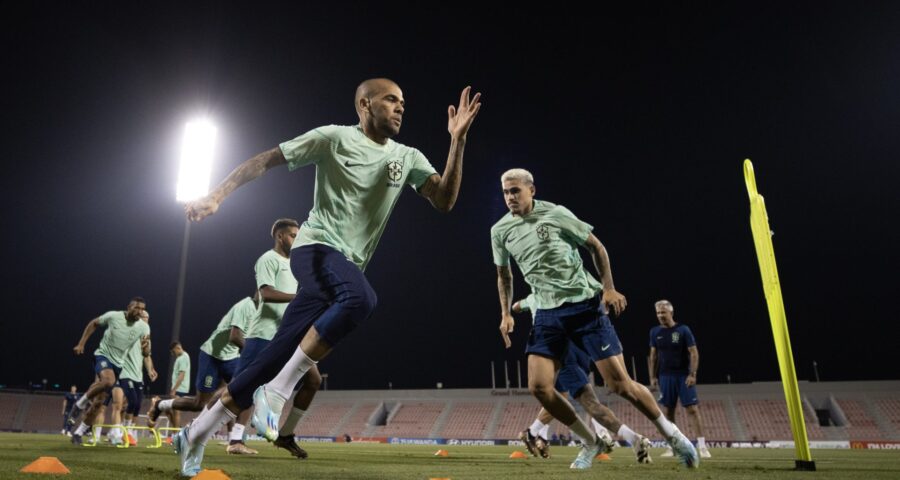 Daniel Alves deve assumir a lateral direita contra Camarões - Foto: Lucas Figueiredo/CBF