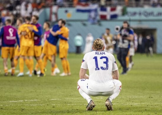 Tim Ream dos EUA observa comemoração dos adversários na eliminação americana. Foto: Richard Callis/FotoArena/Estadão Conteúdo.