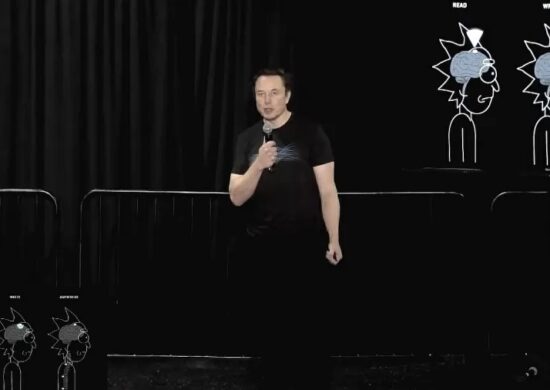 Elon Musk, no evento da Neuralink, afirmou que também irá usar um chip no cérebro - Foto: Reprodução/Youtube@neuralink