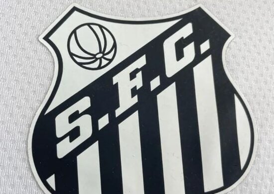 Escudo santista com homegem ao Rei Pelé - Foto: Divulgação/Santos FC