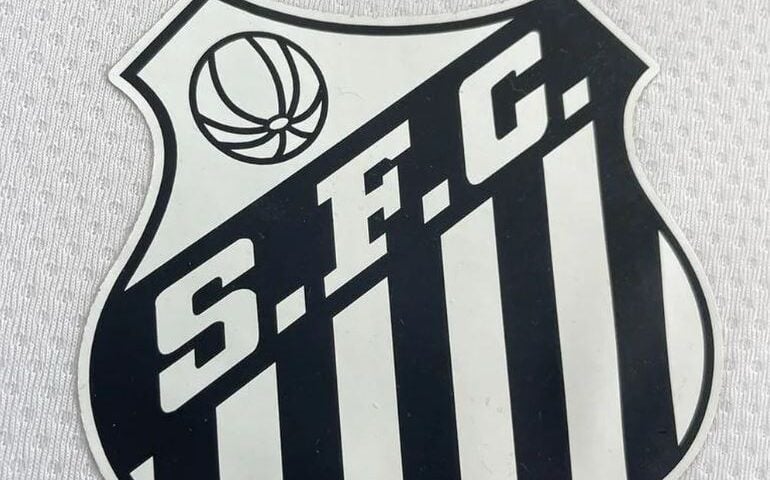 Escudo santista com homegem ao Rei Pelé - Foto: Divulgação/Santos FC