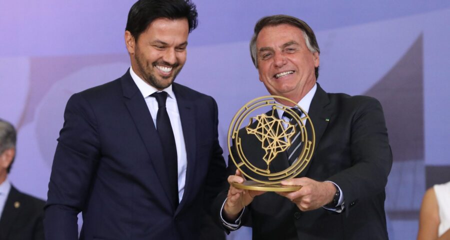 Fábio Faria e Jair Bolsonaro durante a Cerimônia de Entrega do Prêmio Marechal Rondon de Comunicação em 2021 - Foto: Cléverson Oliveira/Ministério das Comunicação