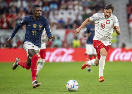 Ousmane Dembélé da França e Bartosz Bereszynski da Polônia durante partida deste domingo (4) - Foto: Richard Callis/Foto Arena/Estadão Conteúdo França x Polônia