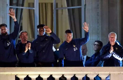 Jogadores da França foram recepcionados pela torcida na Praça da Concórdia - Foto: Estadão Conteúdo