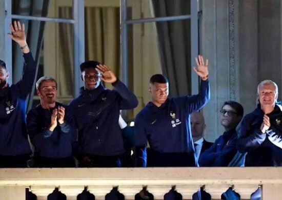 Jogadores da França foram recepcionados pela torcida na Praça da Concórdia - Foto: Estadão Conteúdo