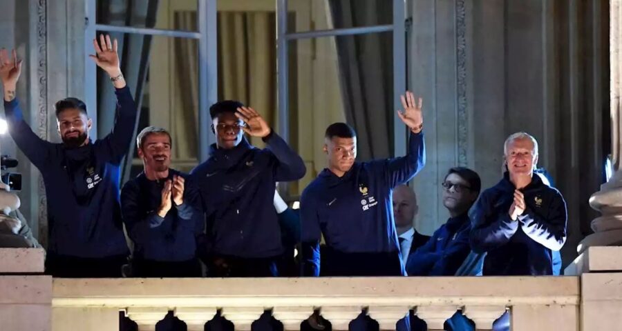 Jogadores da França foram recepcionados pela torcida na Praça da Concórdia - Foto: Estadão Conteúdo