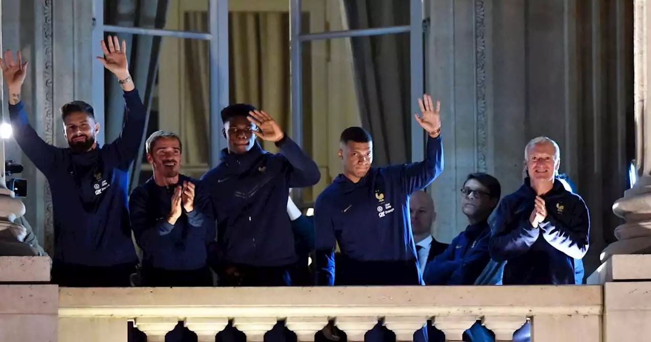 Jogadores da França foram recepcionados pela torcida na Praça da Concórdia - Foto: Estadão Conteúdo