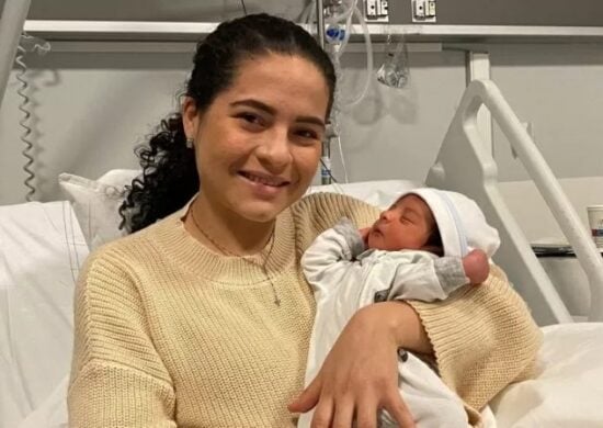 Bebê recebeu o nome de Maximiliano em homenagem a um passageiro que a ajudou no parto - Foto: Reprodução/Twitter Gravidez