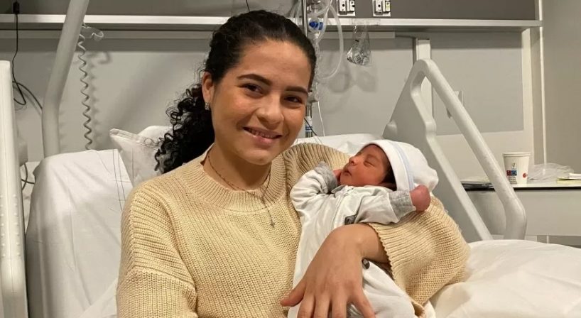 Bebê recebeu o nome de Maximiliano em homenagem a um passageiro que a ajudou no parto - Foto: Reprodução/Twitter Gravidez