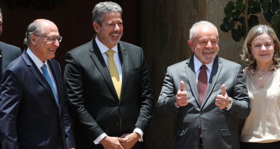 Lula e Lira: Alckmin, Lira, Lula e Gleisi durante uma das primeiras reuniões da equipe de transição com o presidente da Câmara após a eleição - Foto: Wilton Junior/Estadão