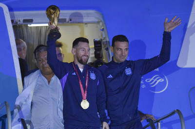 Seleção argentina é recebida por multidão no aeroporto em Buenos Aires