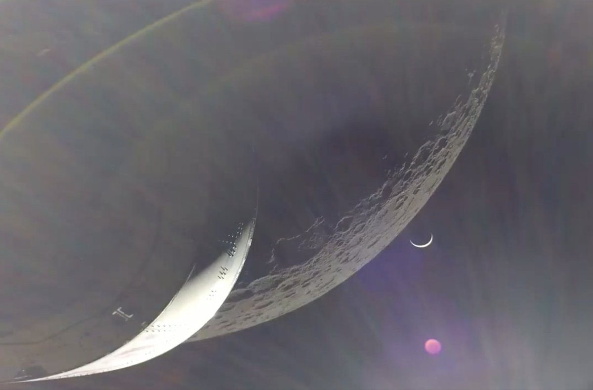Cápsula Órion sobrevoa Lua - Foto: Reprodução/Twitter@NASASolarSystem