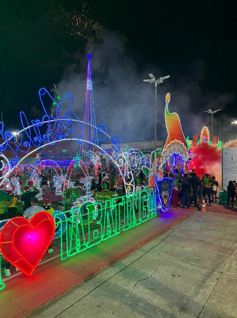 Cenário natalino está localizado no Centro de Informação Turísticas, localizado na Avenida da Amizade - Foto: Divulgação