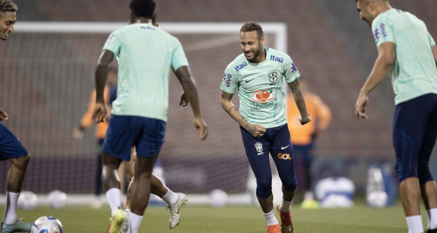 Neymar treinou sorridente neste sábado (03) - Foto: Lucas Figueiredo/CBF