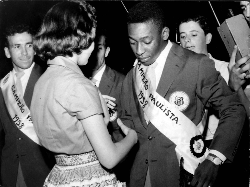 Edson Arantes do Nascimento. o Pelé recebe a faixa campeão paulista de 1958 pelo Santos FC - Foto: Estadão Conteúdo