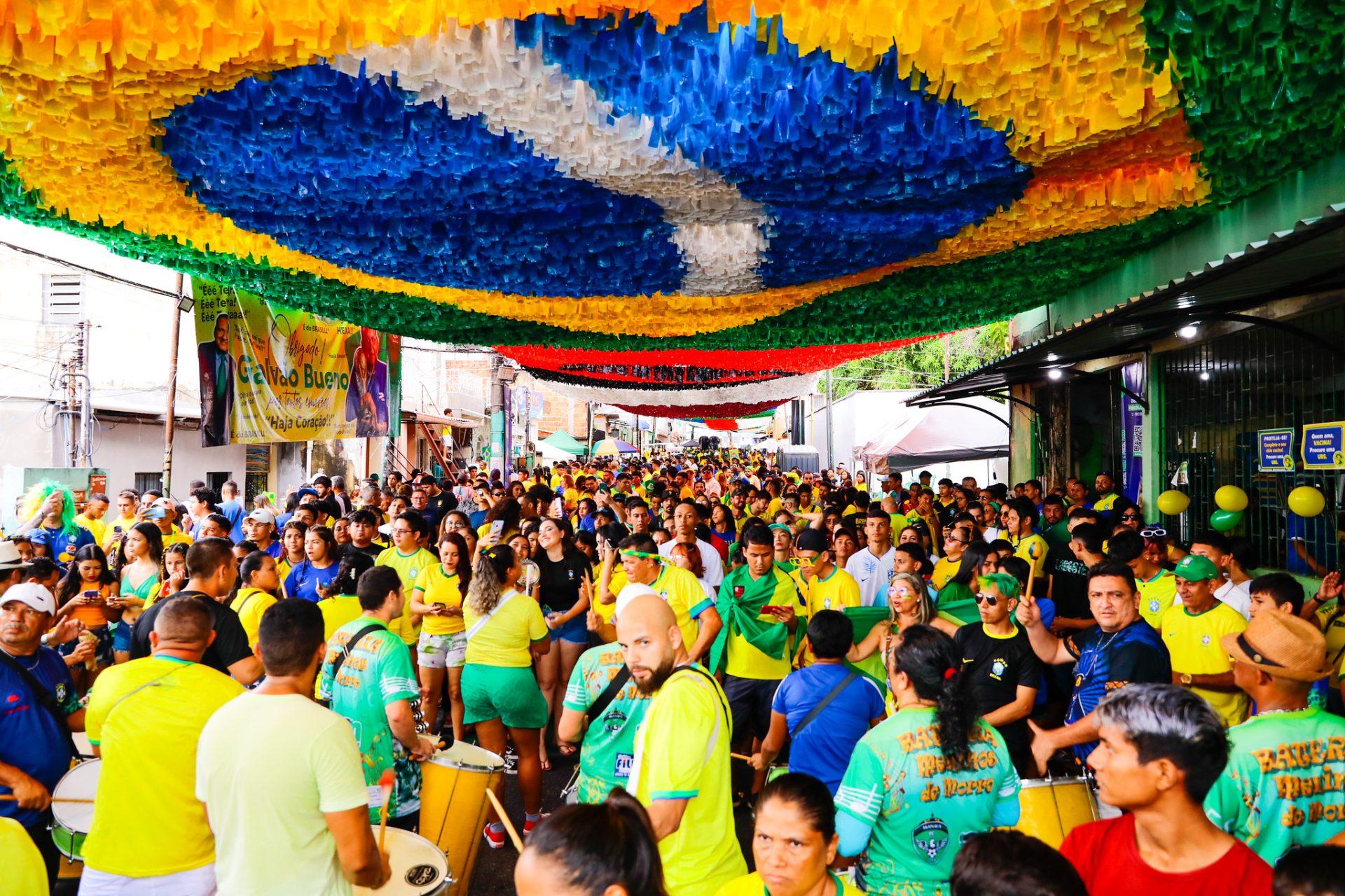"Rua da Copa" no Morro da Liberdade reúne público para assistir o 3º jogo do Brasil na Copa do Mundo- Foto: João Viana / Semcom