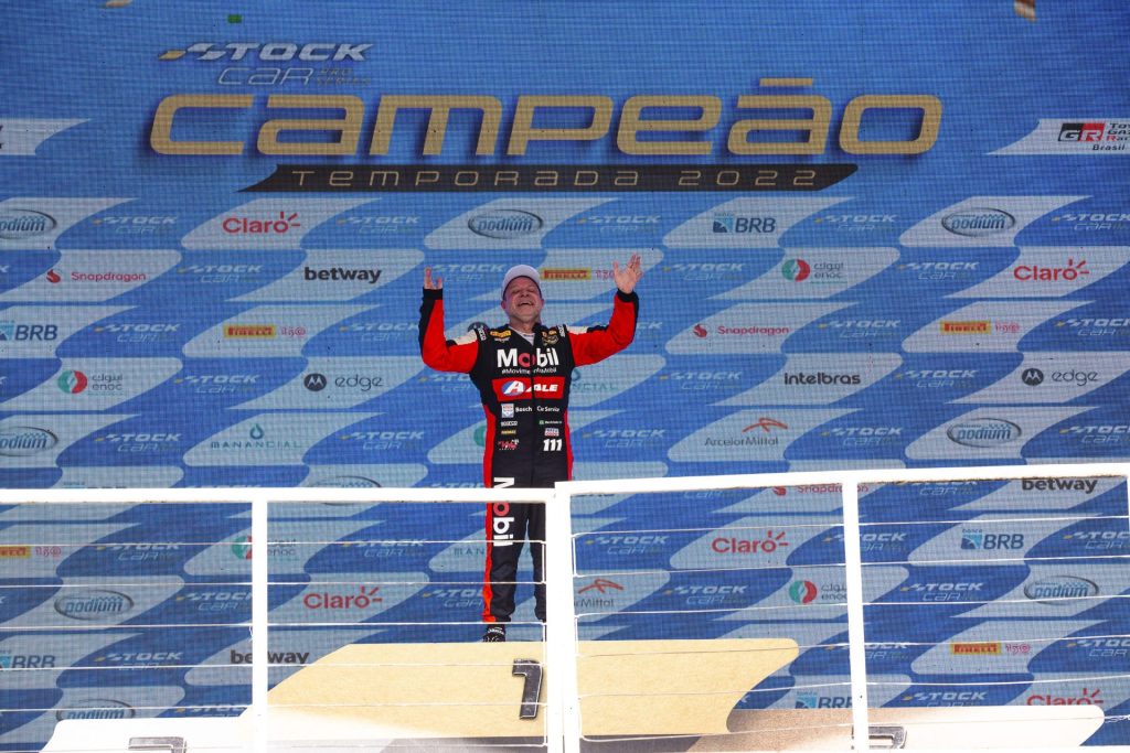 Rubens Barrichello no podium como Campeão 2022 da Stock Car - Foto: Emerson Santos/Foto Arena/Estadão Conteúdo