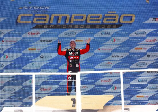 Rubens Barrichello no podium como Campeão 2022 da Stock Car - Foto: Emerson Santos/Foto Arena/Estadão Conteúdo