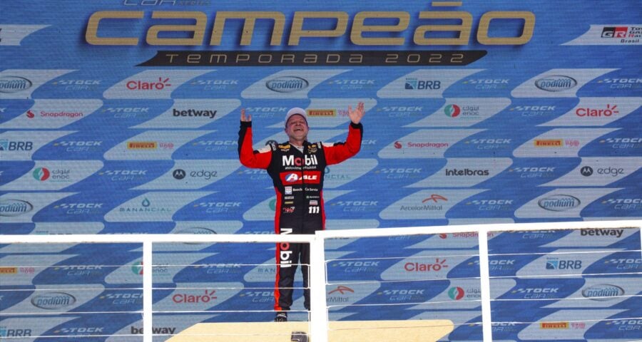 Rubens Barrichello no podium como Campeão 2022 da Stock Car - Foto: Emerson Santos/Foto Arena/Estadão Conteúdo